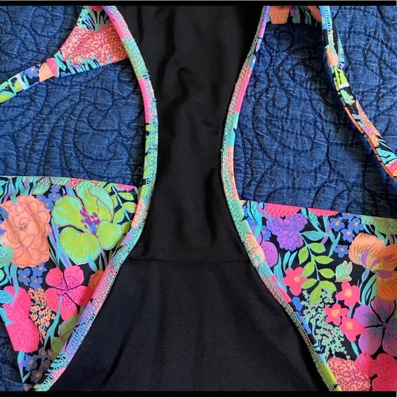 ❌SOLD❌ Victoria’s Secret Floral Bikini Bottoms - Picture 6 of 6